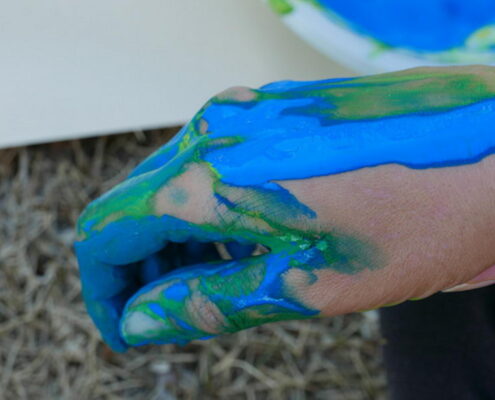 sperimentare il colore con le mani